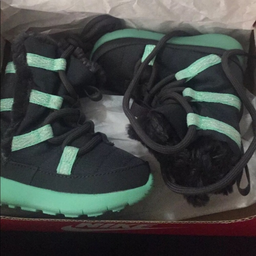 Nike Roshe snow boots 4c NEW
